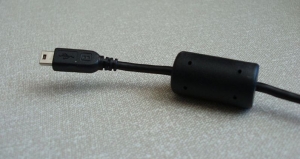 Cable with ferrite noise filter